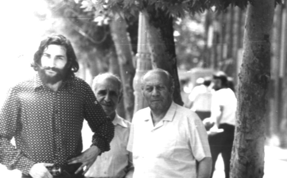  Ե. Քոչարը՝ նկարիչ Ռ.  Ղևոնդյանի  և  մի տղամարդու  հետ  փողոցում  կանգնած, հուլիս, 1975 