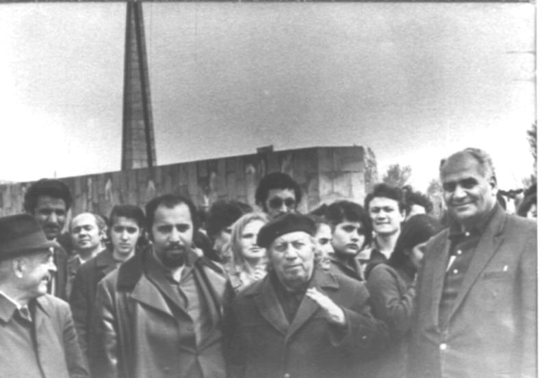 Ե. Քոչարը /կենտրոնում/,  ավագ որդին՝  Հայկազը /ձախից առաջինը/ և  Արտաշես Մաթևոսյանը  Ծիծեռնակաբերդում՝ Մեծ Եղեռնի հուշահամալիրի ֆոնին, Երևան,  [1970–ականներ]