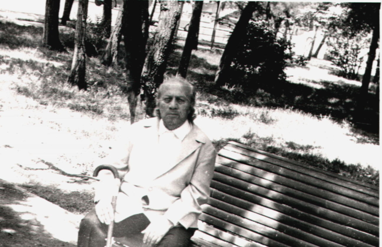 Երվանդ Քոչարը  զբոսայգում՝  նստարանին նստած, Երևան, 1974