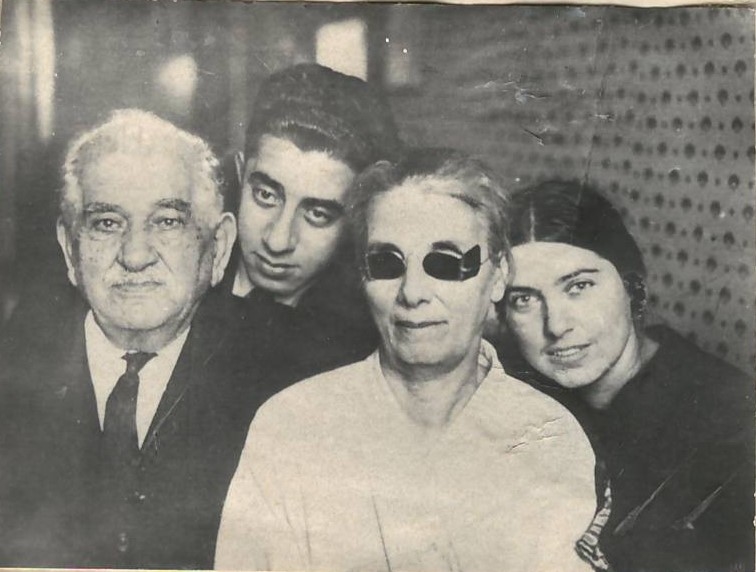Նեգատիվ՝ լուսանկարի. Ա. Խաչատրյանը հոր, մոր և կնոջ հետ 