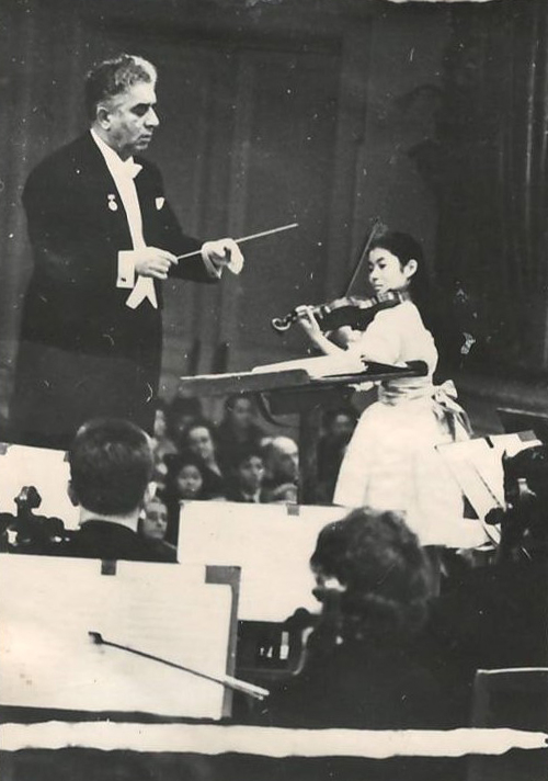 Նեգատիվ՝ լուսանկարի. Ա. Խաչատրյանը ճապոնացի ջութակահարուհի Յ.Սատոյի հետ՝ իր հեղինակային համերգի ժամանակ