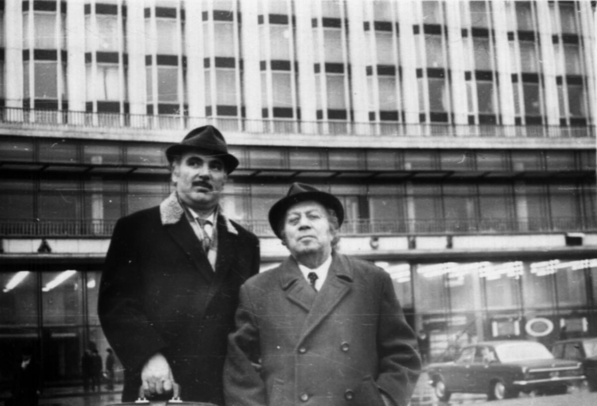 Ե. Քոչարը Ե. Կարախանյանի հետ  Մոսկվայում՝  «Ռոսիա» հյուրանոցի ֆոնին, 1973