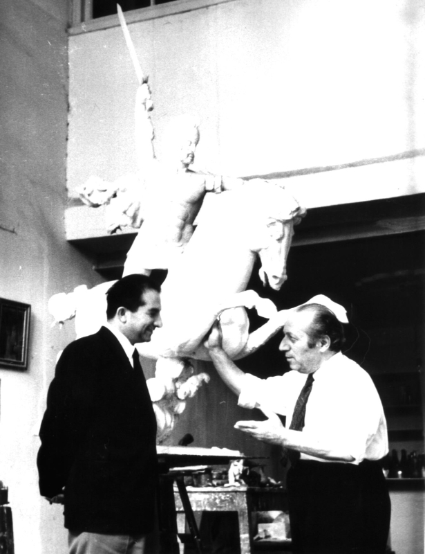 Ե. Քոչարը Վ. Դավթյանի հետ արվեստանոցում «Վ. Մամիկոնյան» արձանի մոդելի վրա աշխատելիս, Երևան, 1960-ականներ