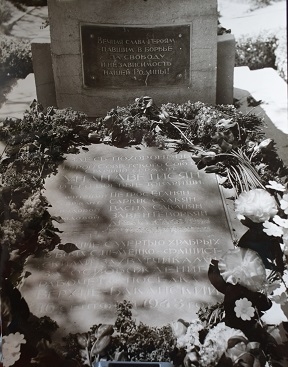 Հունան Ավետիսյանի հուշարձան-գերեզմանը  Վերխնի Բականսկում
