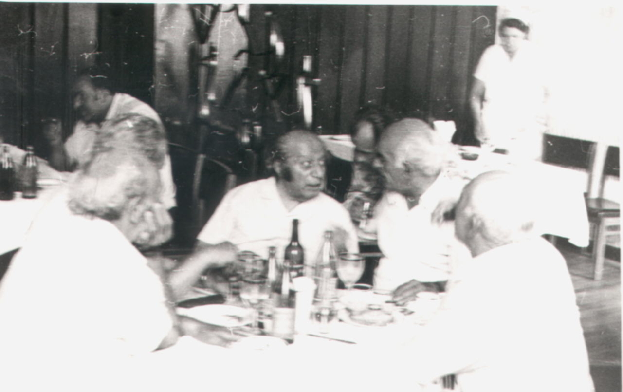Երվանդ Քոչարը (կենտրոնում)  Արարատ Բարսեղյանի (աջից երկրորդը) և  մի խումբ  մարդկանց հետ սրճարանում՝ սեղանի շուրջ նստած, Երևան, 1974