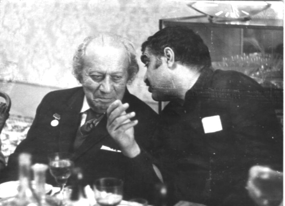 Երվանդ Քոչարը /ձախից/ և Ռուբեն Գաբրելյանը Բաքվում բացված Ե. Քոչարի անհատական ցուցահանդեսի օրերին, Բաքու, 4 ապրիլի, 1974