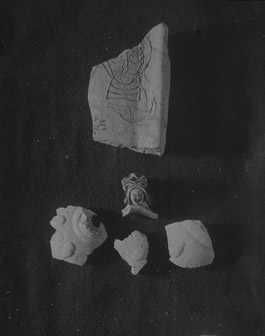 Նեգատիվ՝ Դվինից գտնած առարկաների պատկերով
