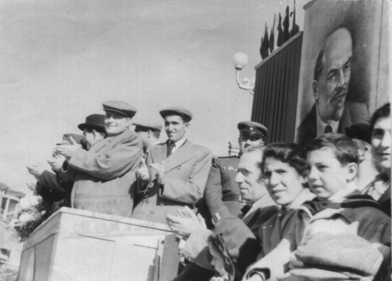 Ե. Քոչարը,  կինը՝   Մանիկ Մկրտչյանը, և մի խումբ մարդիկ   հանդիսավոր երթի  ժամանակ, 7 նոյեմբերի, 1946 - 50 - ականներ  