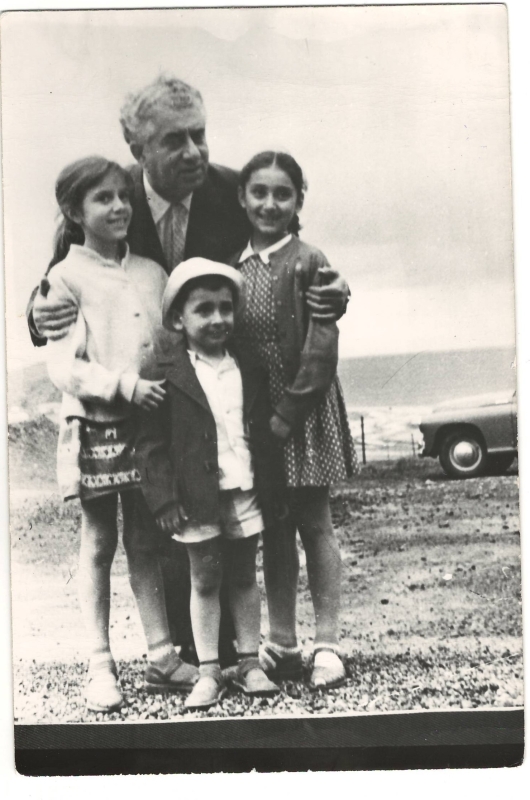 Լուսանկար.  Ա.Խաչատրյանը կոմպոզիտորներ  Է.Միրզոյանի և Ալ.Հարությունյանի  երեխաների հետ Սևանա լճի ափին 
