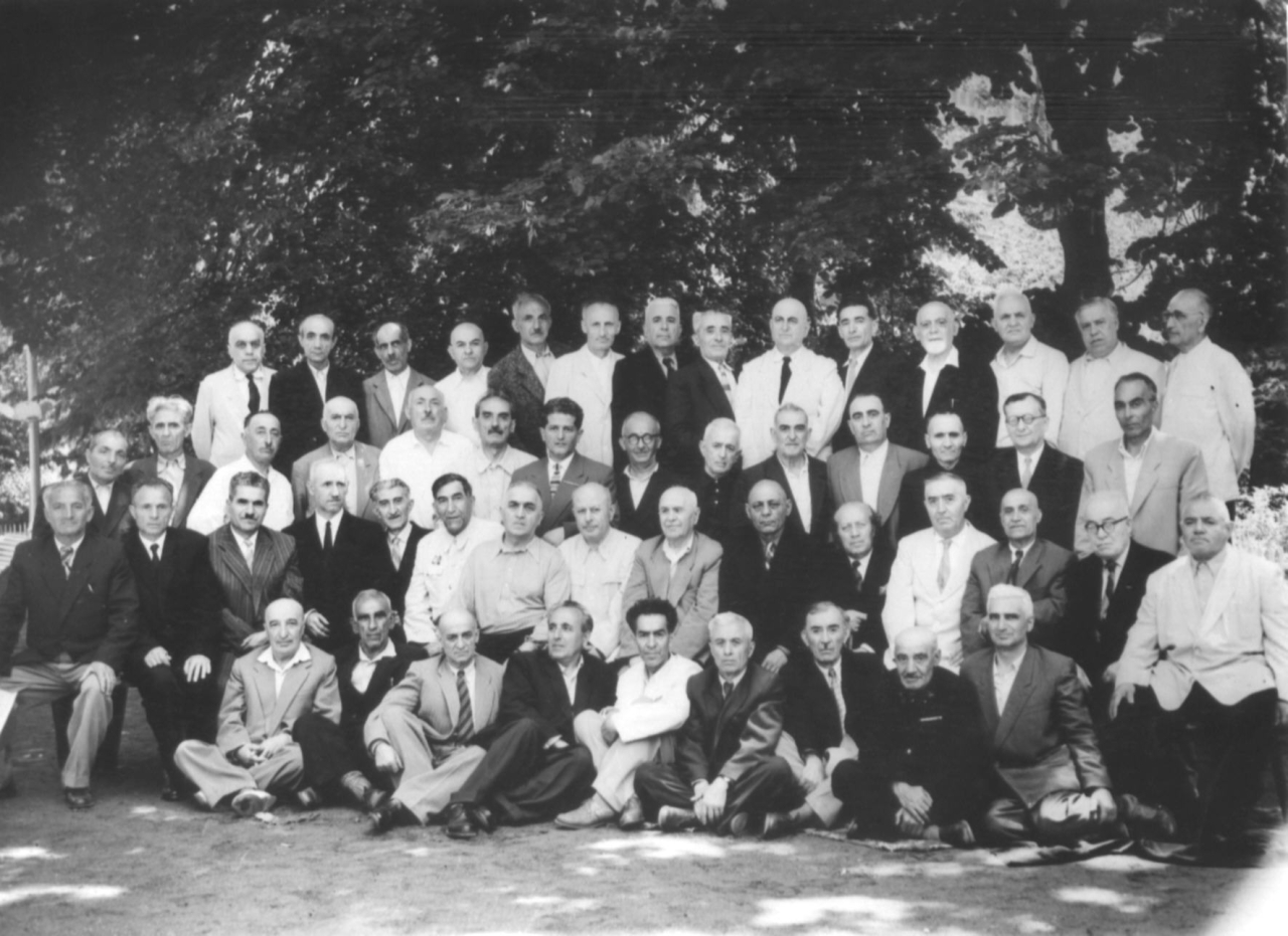 Ե. Քոչարը Ներսիսյան դպրոցի մի խումբ շրջանավարտների հետ, Կարմրաշեն, [1960-1970–ականներ]  