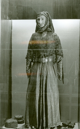 Կնոջ մանեկեն ազգային տարազով Նոր Ջուղայի թանգարանում