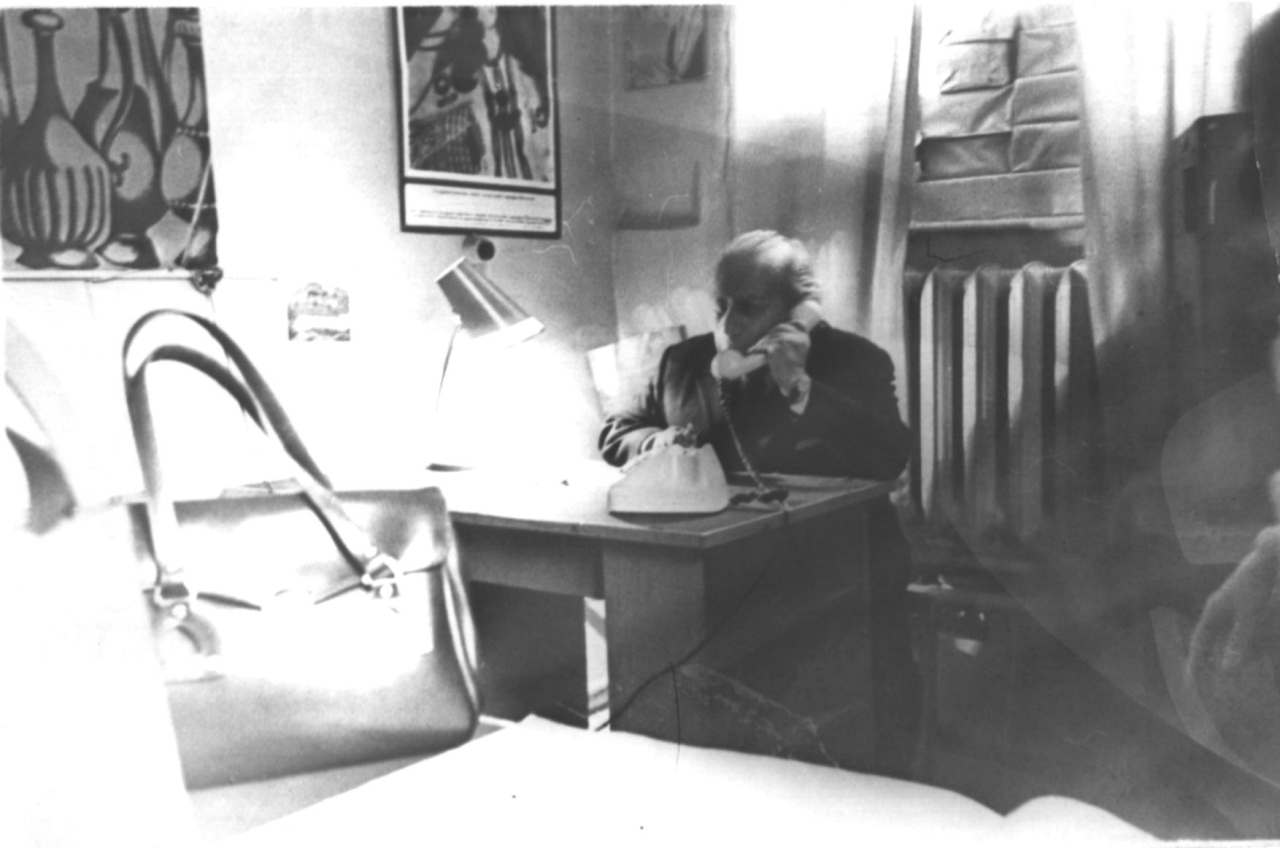 Երվանդ Քոչարը աշխատասենյակում հեռախոսով խոսելիս, Երևան, 1970-ականներ