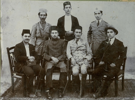 Մկրտիչ Հայկունյանը (աջից առաջինը) հեռագրատան աշխատակիցների հետ