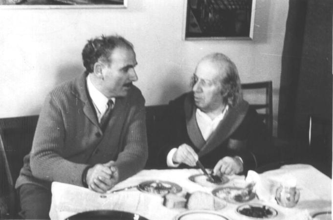 Ե. Քոչարը  Ե. Կարախանյանի հետ՝ սեղանի շուրջ նստած, Երևան, 1971