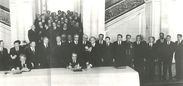 Լեոնիդ Բրեժնևը և Մոնղոլիայի Հանրապետության ղեկավար Յումժագիյն Ցեդենբալն պայմանագիր են ստորագրում 