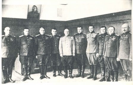 Հովհաննես Բաղրամյանը (աջից առաջինը) ռազմաճակատների հրամանատարների հետ