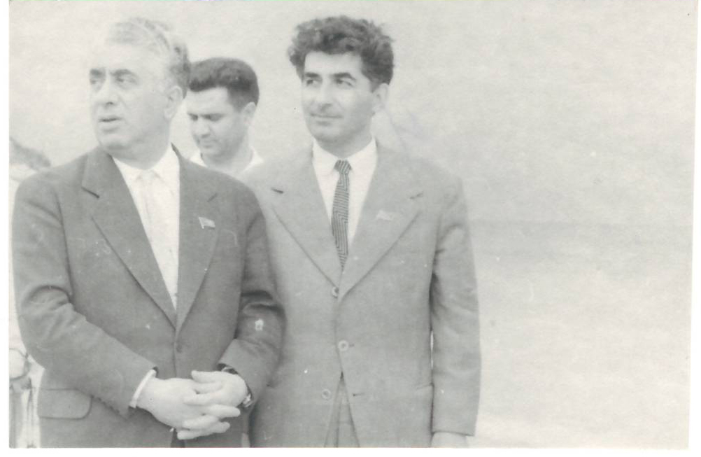 Նեգատիվ՝ լուսանկարի. Ա. Խաչատրյանը Է. Միրզոյանի, Ալ.Հարությունյանի հետ Սևանա լճի ափին