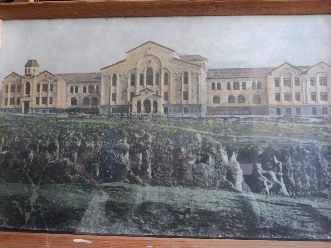 Ներսիսյան դպրոցի շենքի լուսանկարը