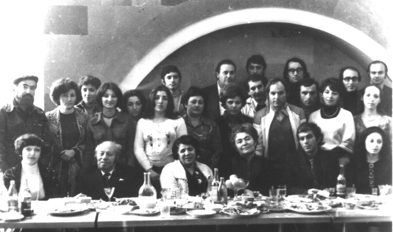 Երվանդ Քոչարը, Մանիկ Մկրտչյանը, Սիլվա Կապուտիկյանը և մի խումբ մարդիկ, 1970-ականներ, Ծաղկաձոր