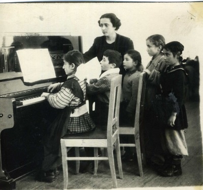 Կապանի Թիվ 1 երաժշտական դպրոցի երեխաները դասի ժամին.1953 թվական