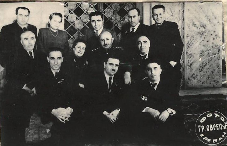 Նեգատիվ՝ լուսանկարի. Ա. Խաչատրյանը ՀԽՍՀ գիտության և արվեստի գործիչների հետ