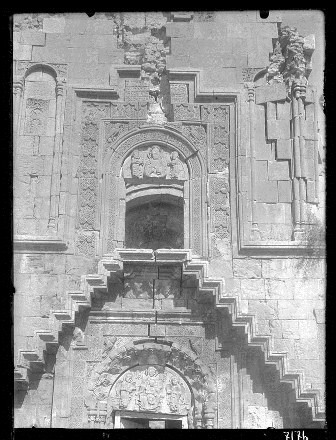 Ամաղու Նորավանք. Սուրբ Աստվածածին (Բուրթելաշեն) եկեղեցու արևմտյան ճակատի կենտրոնական մասը