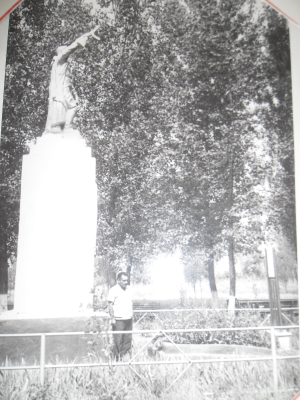 Միշա Խոստեղյանը հոր՝ Մանուկ Սողոմոնի Խոստեղյանի ( Հայրենական պատերազմի մասնակից) եղբայրական գերեզմանի և հուշատախտակի մոտ