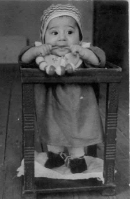 Ե. Քոչարի որդին՝ Հայկազը, մանուկ հասակում, 1948 