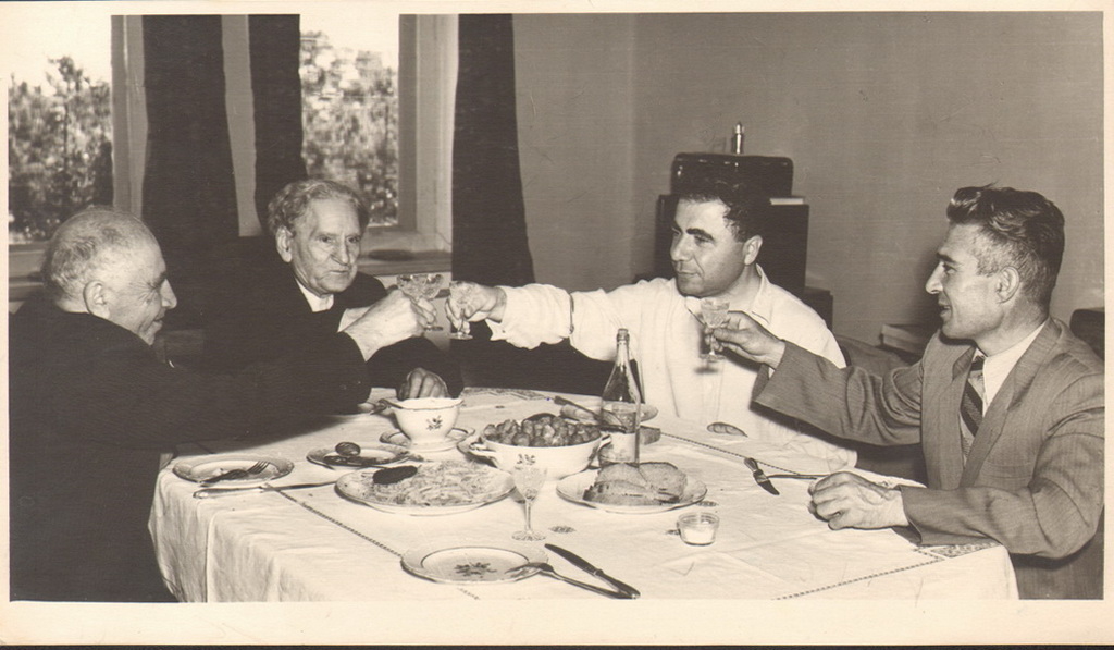 Լուսանկար. Հ.Համբարձումյան, Մ.Սարյան, Վ.Համբարձումյան, Ա.Սարգսյան (Պրավդայի թղթակից), 1957 թ., Բյուրական, 