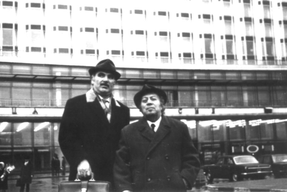 Երվանդ Քոչարը /աջից առաջինը/ և  Երջանիկ Կարախանյանը, Մոսկվա, 1974 