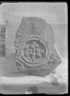 Քանդակազարդ քարի բեկոր գտնված Դվինի պեղումների ժամանակ