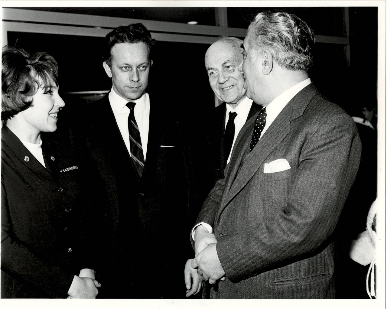 Լուսանկար. Ա. Խաչատրյանը ՄԱԿ-ին առընթեր սովետական ներկայացուցչությունում՝ 3-րդ քարտուղար Վ. Իվանովի, գիդ-թարգմանչուհի Ջ. Յադրոշնիկովայի և ԱՄՆ-ում իր իմպրեսարիո Զարովիչի հետ