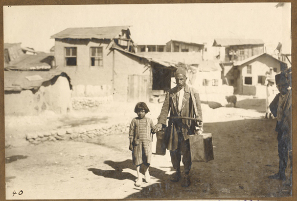 Ջրկիր կույր Հակոբը իր աղջկա հետ Հալեպի Սուլեյմանիե թաղամասից