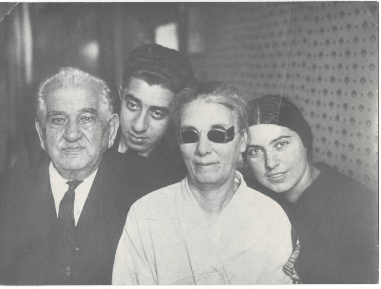 Լուսանկար. Ա.Խաչատրյանը  ՝ հոր , մոր և կնոջ հետ 