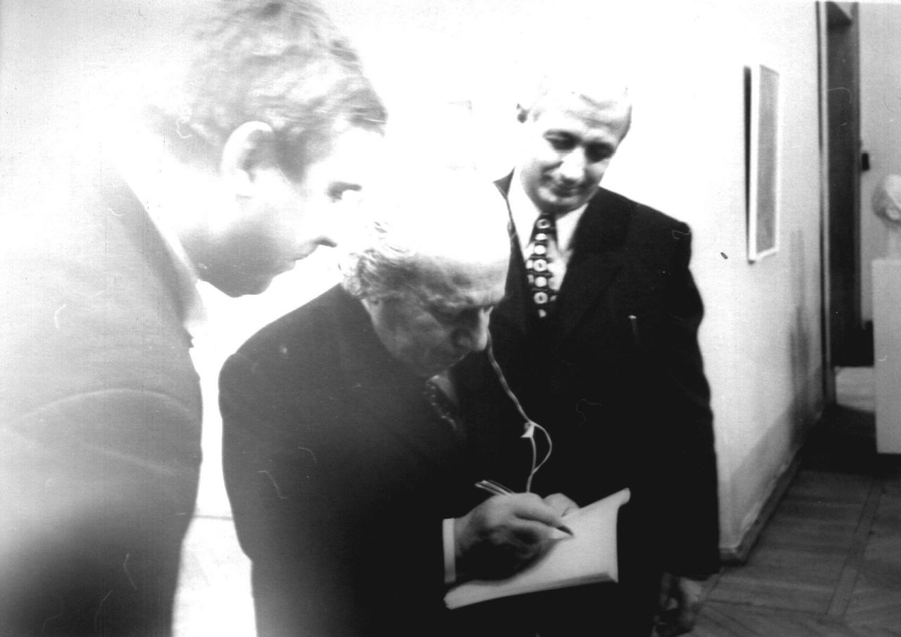 Ե. Քոչարը  «Արևելքի ժողովուրդների արվեստի  թանգարանում» բացված իր անհատական ցուցահանդեսի ժամանակ գրառում կատարելիս, Մոսկվա, 25 դեկտեմբերի,1973 - 19 փետրվարի, 1974