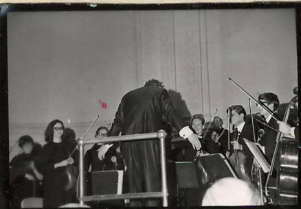 Նեգատիվ՝ լուսանկարի. Ա. Խաչատրյանը Նյու Յորքի Քարնեգի Հոլ համերգասրահում տեղի սիմֆոնիկ նվագախմբի հետ իր հեղինակային համերգի ժամանակ