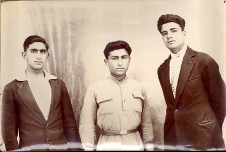 Հովսեփ Մարտիրոսյանը (ձախից առաջինը) ընկերների հետ