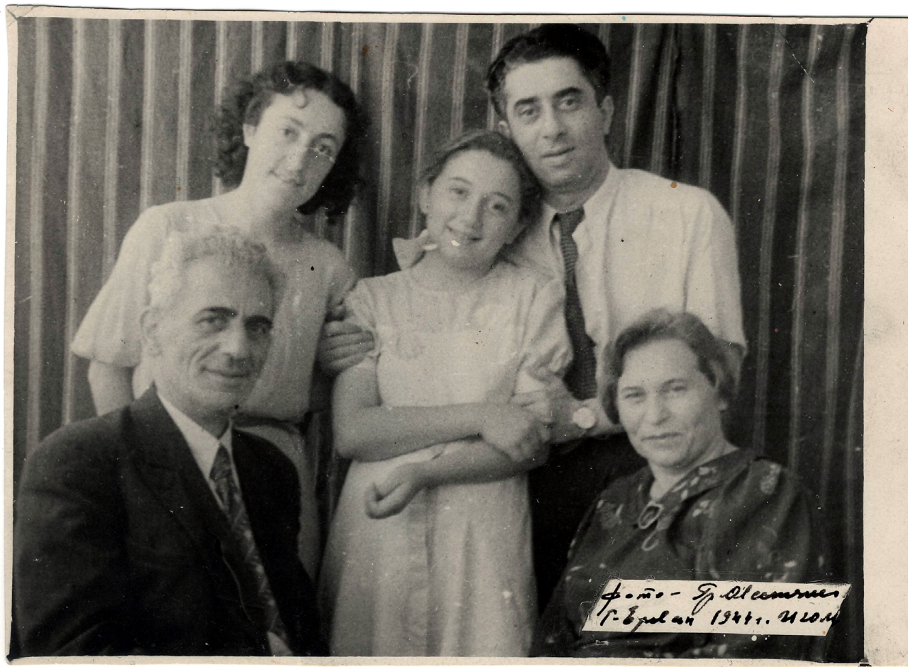 Լուսանկար. Ա. Խաչատրյանը իր  եղբայր Վաղինակի, նրա ընտանիքի և երաժիշտ Ջ. Սարգսյանի հետ