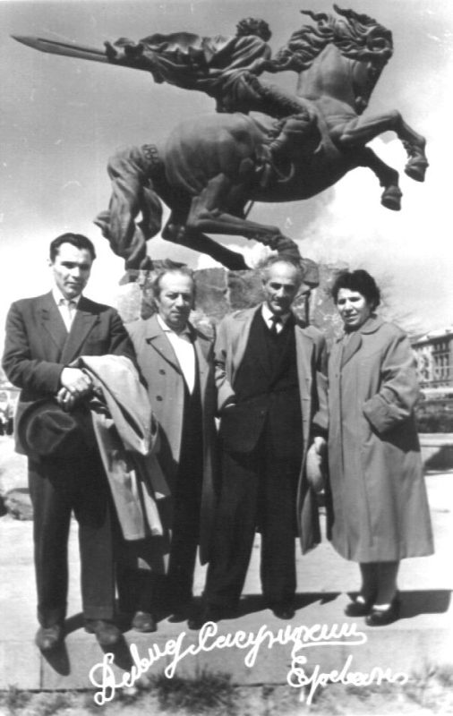 Երվանդ Քոչարը, կինը Մանիկը, Ռուբեն Զարյանը և Լևոն Ազարյանը   «Սասունցի Դավիթ» արձանի մոտ, Երևան, 1962