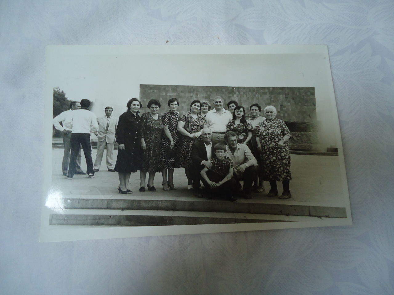 լուսանկար  Ս․Լ․Շահումյանը և իր որդեգիր թոռնիկ Լ․Ս․Շահումյանը թանգարանի կոլեկտիվի հետ