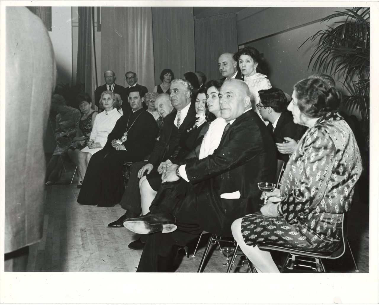 Լուսանկար. Ա. Խաչատրյանը  կնոջ՝ Ն. Մակարովայի, որդու՝ Կարենի, ամերիկացի դիրիժոր Լ. Ստոկովսկու և ԱՄՆ-ի հայ համայքնի ներկայացուցիչների հետ իր պատվին կազմակերպված երեկոյի ժամանակ 