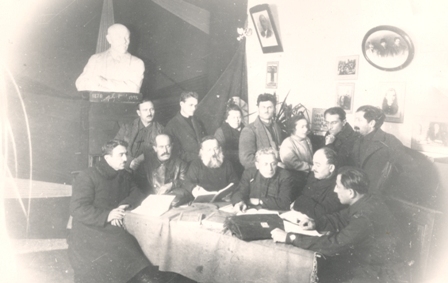 Երկաթգծի աշխատակիցների ակումբի անդամները (աջից առաջինը Արամ Շահվերդյանն է)