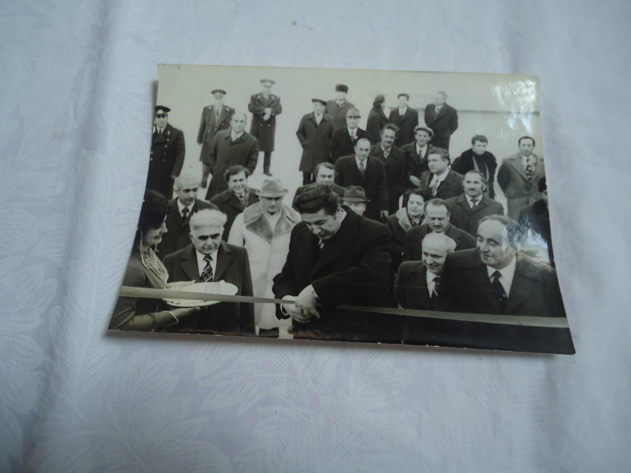 լուսանկար՝ ՀԿԿ կենտկոմի առաջին քարտուղար Կ․Ս․ Դեմիրճյանը ՀՍՍՀ մինիստորների խորհրդի նախագահ Ֆ․Սարգսյանը և ՀԿԿ Ստեփանավանի շրջկոմի առաջին քարտուղար Վ․Բալայանը 
