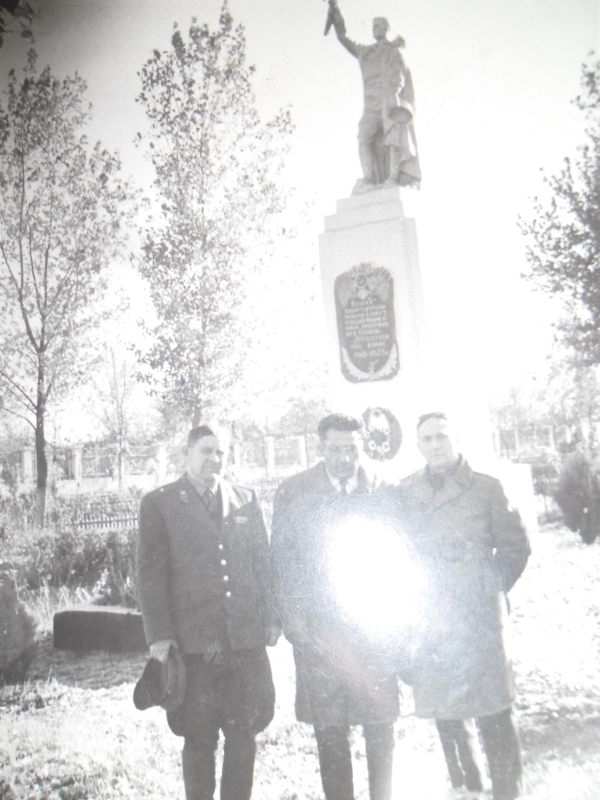 Միշա Խոստեղյանը հոր՝ Մանուկ Սողոմոնի Խոստեղյանի ( Հայրենական պատերազմի մասնակից) եղբայրական գերեզմանին