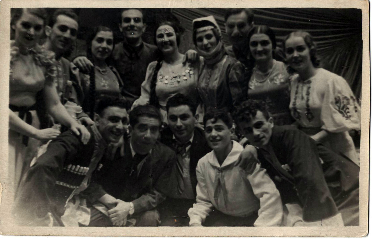 Լուսանկար. Ա. Խաչատրյանը իր « Երջանկություն» բալետի լիբրետտոյի հեղինակ Կ. Հովհաննիսյանի և բալետի արտիստների հետ 