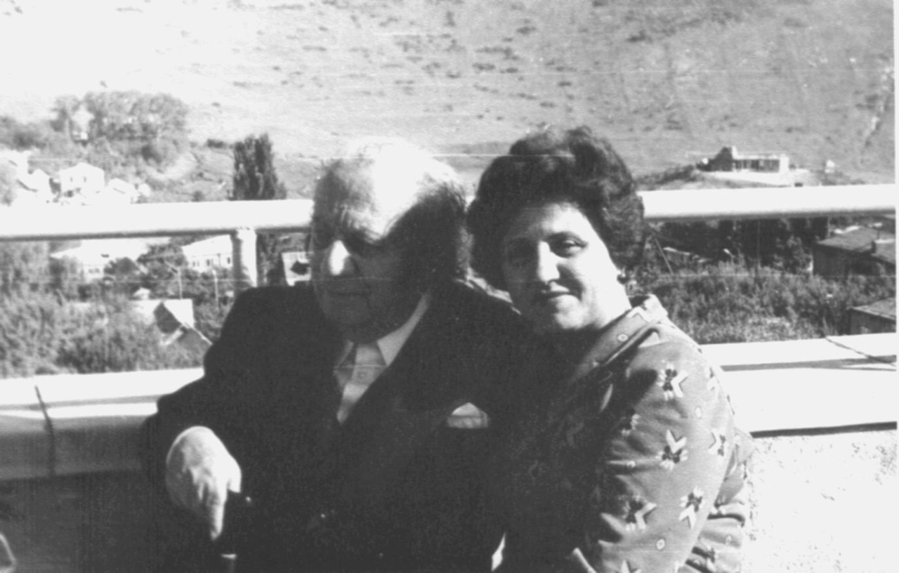 Ե. Քոչարը  և ռադիոհաղորդավարուհի Վերա Հակոբյանը  Ծաղկաձորի «Նաիրի» հանգստյան տան բակում նստած, 1978