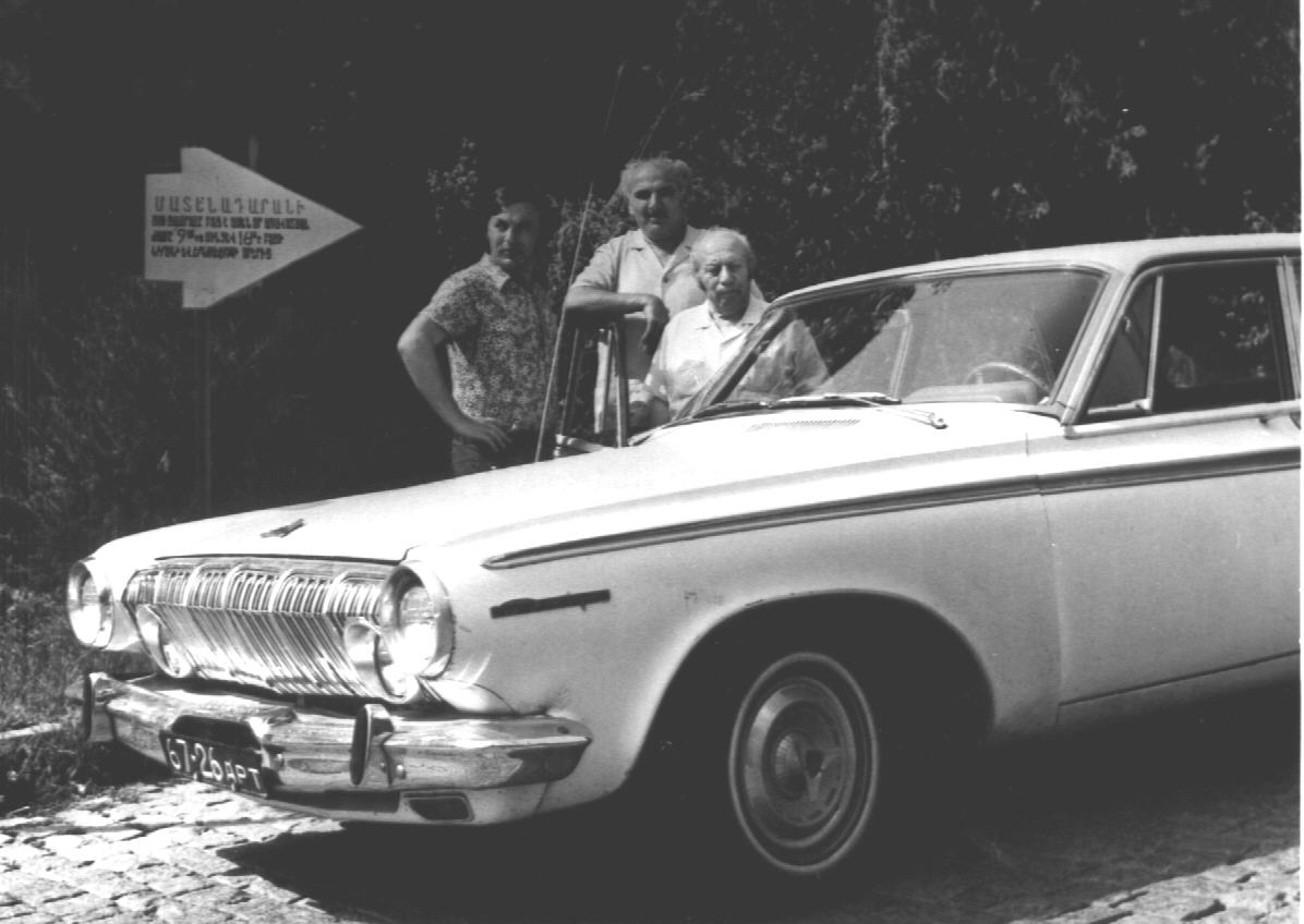 Ե. Քոչարը, /աջից/, Ե. Կարախանյանը և Մ. Միքայելյանը Մատենադարանի մոտ կանգնած, Երևան, 1976 