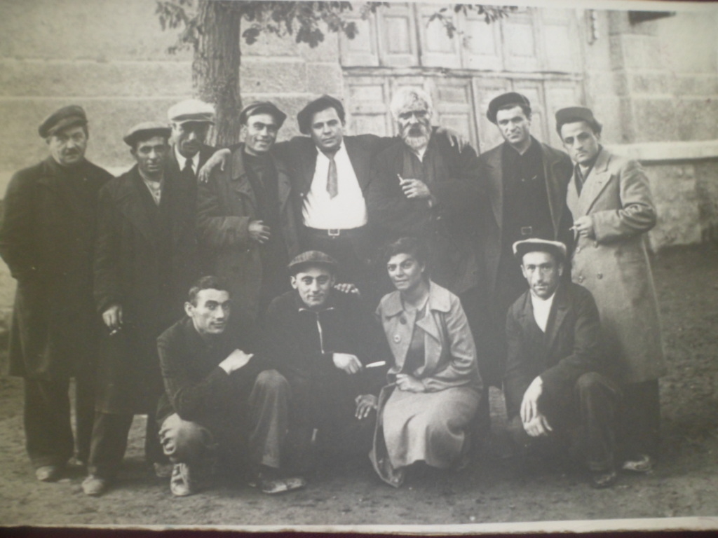  Գուրգեն Սահակի Մարինոսյան ( Թատերական, կինոարվեստի գործիչ, Հայրենական  պատերազմի մասնակից, կոմիսար) ՝ կանգնած  աջից 2-րդը