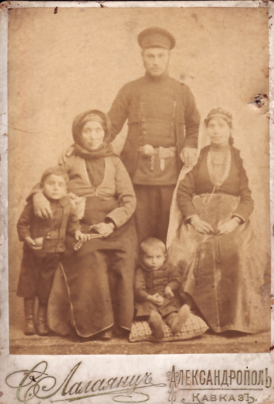 Լուսանկար Արմենուհի Բախալբաշյանի և նրա ընտանիքի