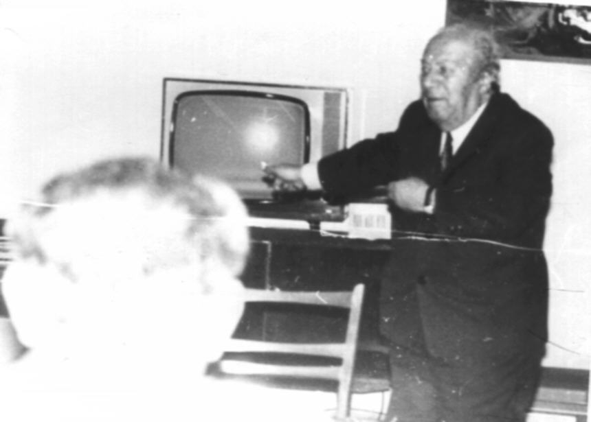 Ե. Քոչարը՝  իր  ծննդյան 75–ամյակի կապակցությամբ  «Արզնի» առողջարանի ակումբում  կազմակերպված  երեկոյի  ժամանակ ելույթ ունենալիս, նոյեմբեր, 1973